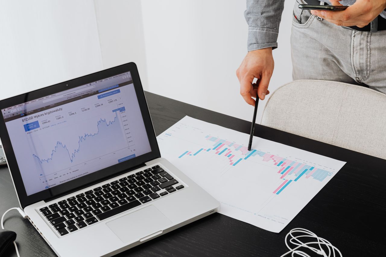 Performance marketing agency in South Africa analysing campaign ROI across channels
